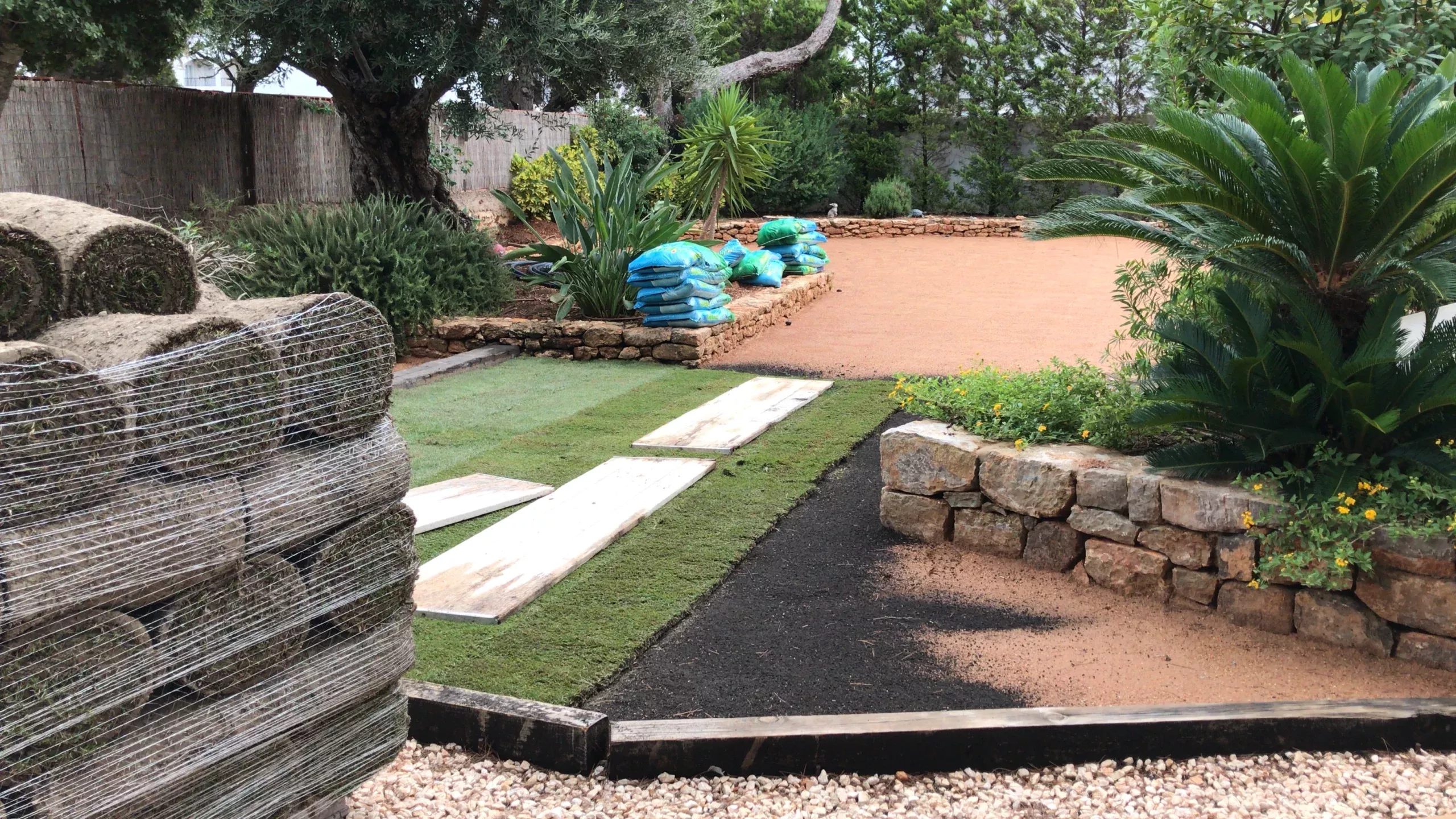 Instalación de tepe. Jardín Vertical Ibiza. La Regadera.