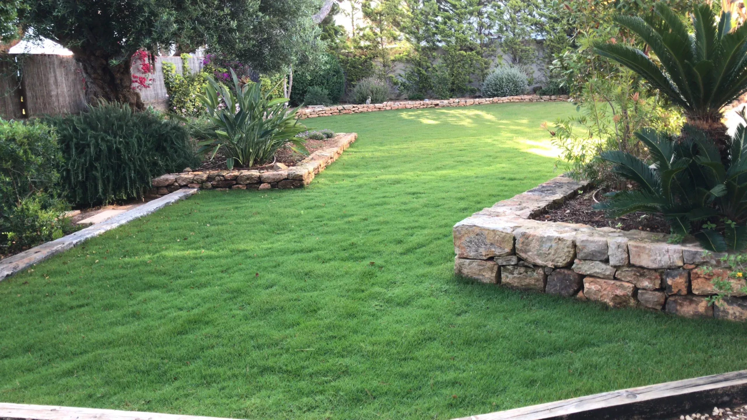 Instalación de tepe. Jardín Vertical Ibiza. La Regadera.