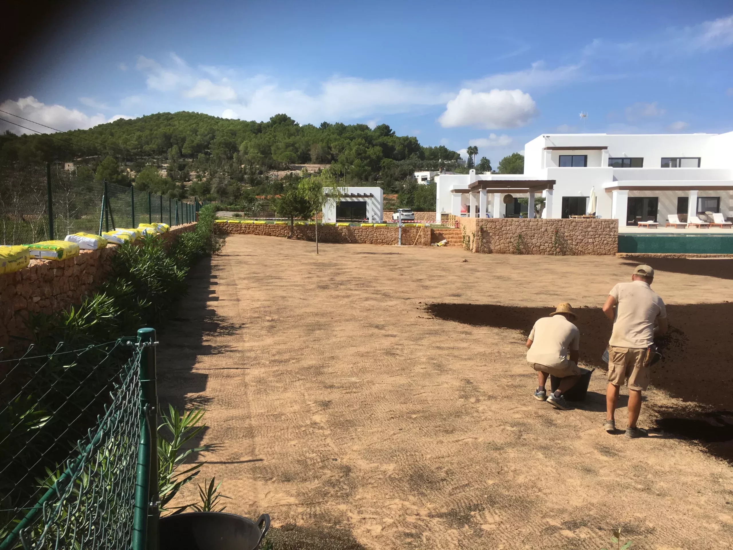 Instalación de cesped. Jardín Vertical Ibiza. La Regadera