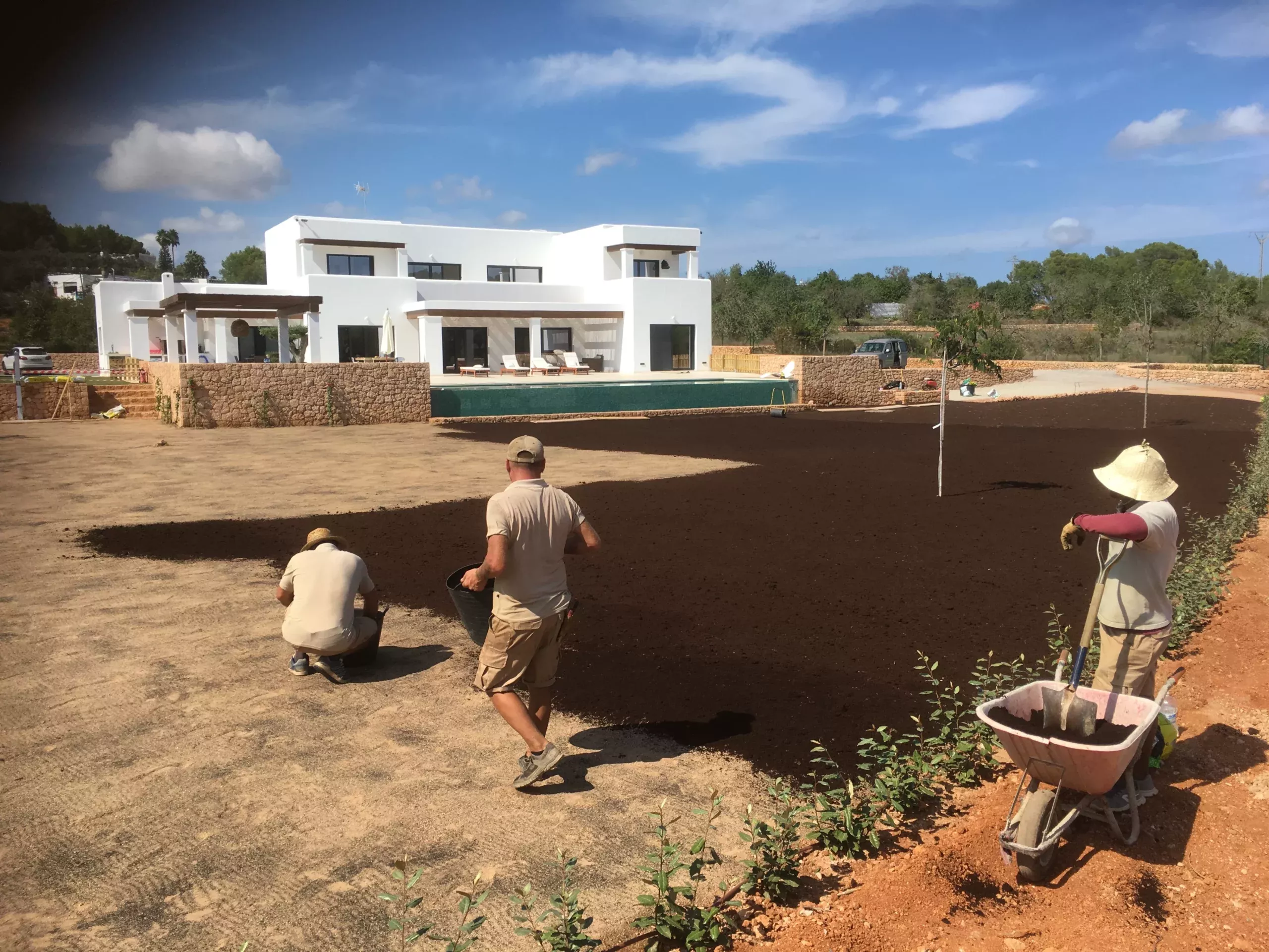 Instalación de cesped. Jardín Vertical Ibiza. La Regadera