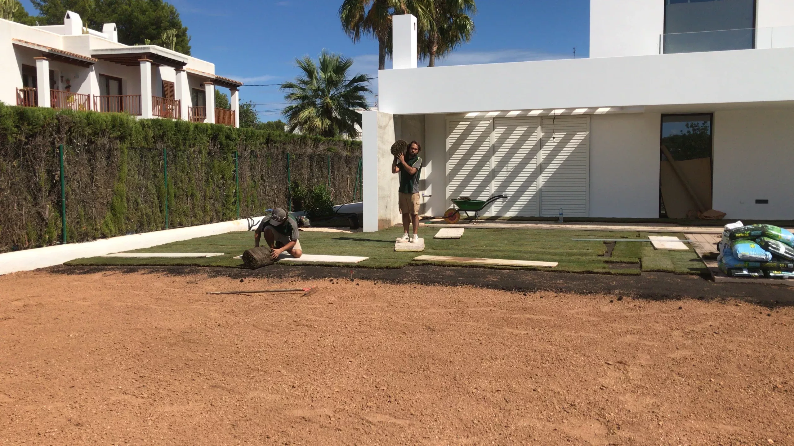 Instalación de tepe. Jardín Vertical Ibiza. La Regadera.